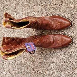 New Justin Jflex women's boots. Sz 7 1/2 D in brown with stitched pattern.